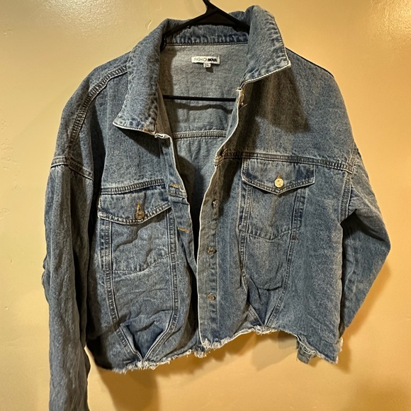 Curve Jean Jacket with Star Details on the back - Picture 3 of 9